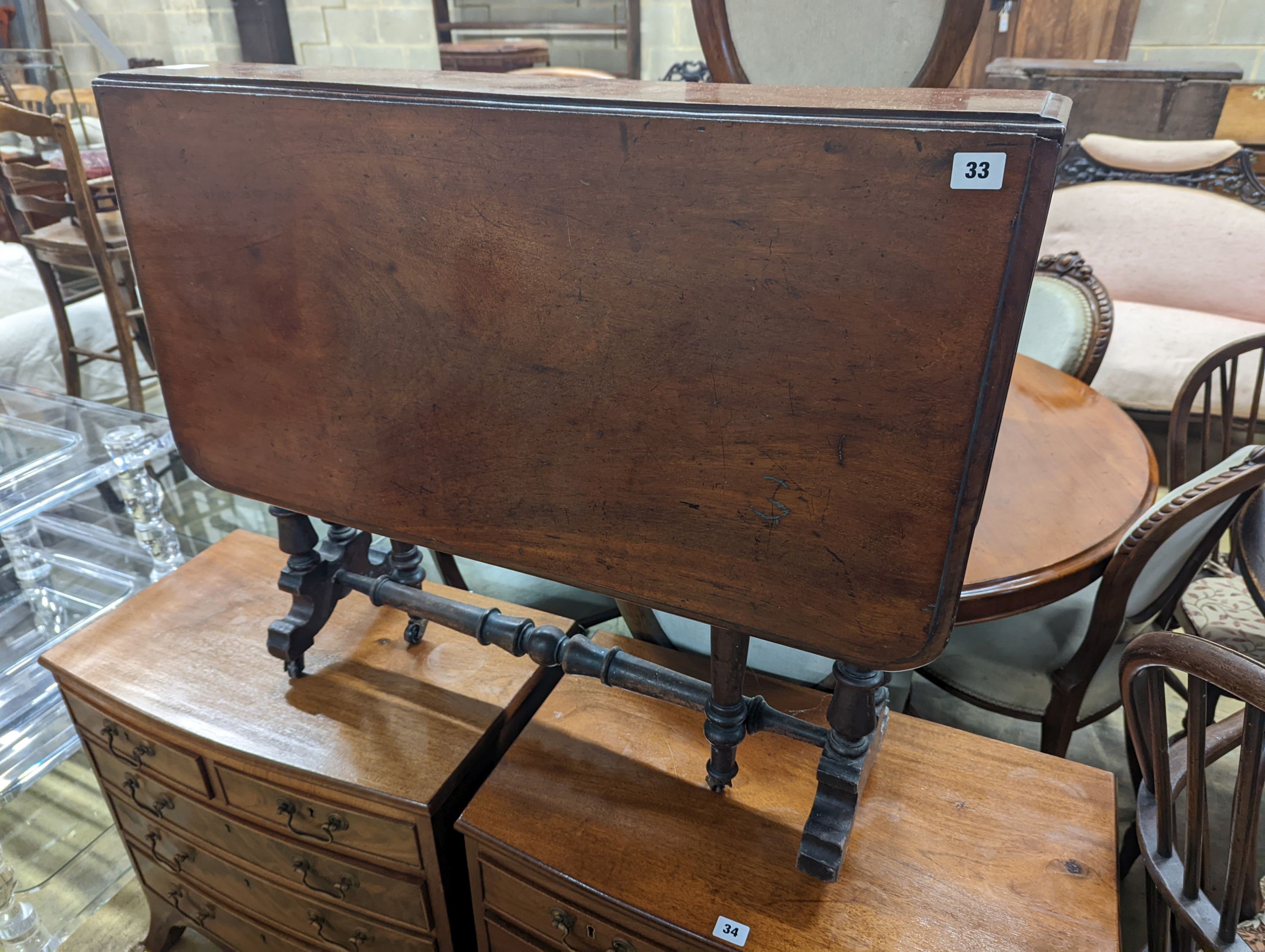 A Victorian mahogany Sutherland table, width 88cm, depth 16cm, height 74cm